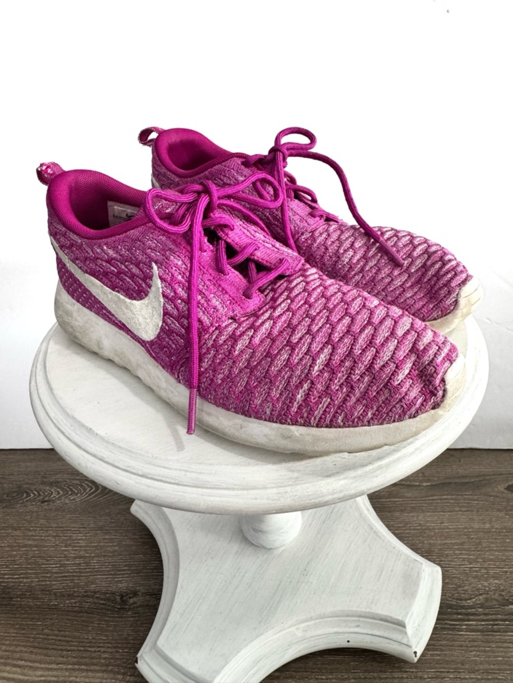 NIKE Roshe Run Flyknit  Sneakers Womens 7 Fuchsia Flash Purple White Shoes